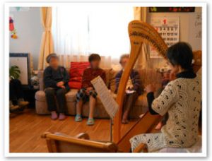 ハープ演奏のボラさん、綺麗な音色にうっとりです